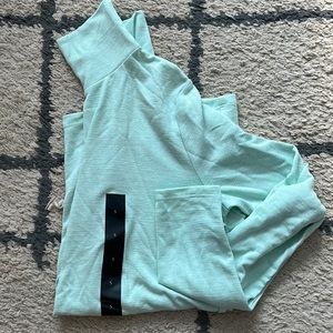 BR Light Turtleneck NWT